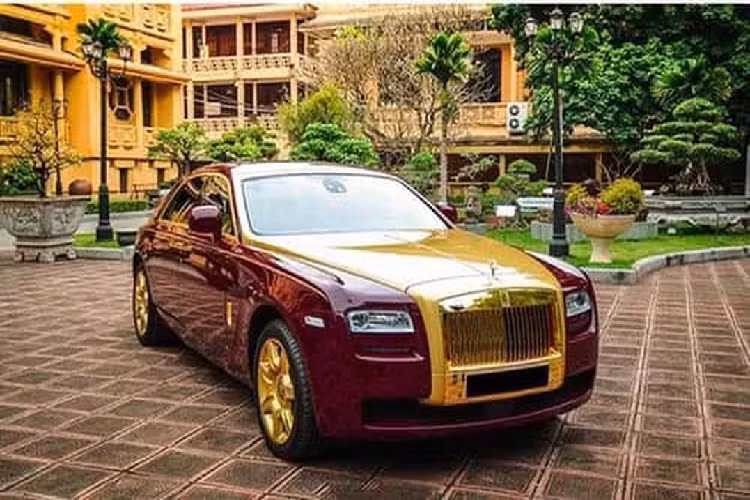 Theo tìm hiểu, chiếc Rolls-Royce Ghost mạ vàng từng thuộc sở hữu của cựu Chủ tịch FLC – ông Trịnh Văn Quyết đã được đấu giá thành công sau nhiều lần thất bại. Được biết, đơn vị đấu giá thành công chiếc Rolls-Royce Ghost mạ vàng này chính là một showroom chuyên mua bán xe sang có tiếng tại Hà Nội. 