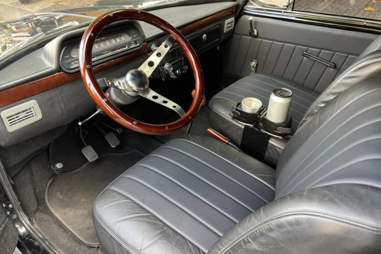 Mở cửa bước vào trong khoang lái, chiếc xe BMC ADO16 của ông Đặng Lê Nguyên Vũ có 5 chỗ ngồi, phần da bọc ghế đã có tuổi, màu xanh nhạt, vô lăng ốp gõ, các trang bị đi theo xe khá nghèo nàn, cũng quá dễ hiểu vì nó đã được sản xuất cách đây 6 thập kỷ.