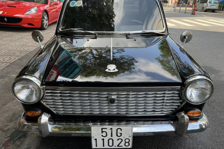 Có tuổi đời 61 năm, chiếc BMC ADO16 hàng hiếm tại Việt Nam này sở hữu vẻ ngoài khá cổ điển với cụm đèn pha tròn, đi cùng một gờ nổi nối liền từ cụm đèn đến hết nắp capo.