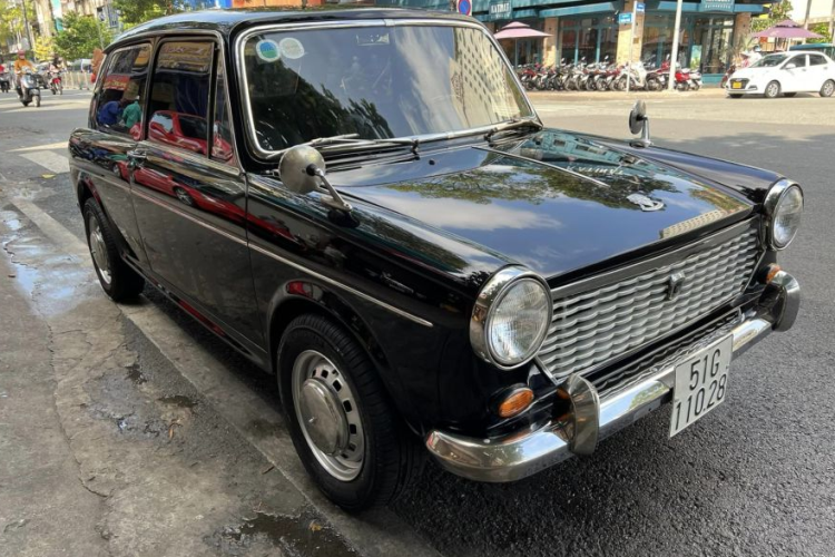 Mới đây nhất, vị đại gia ngành cafe lại khiến dân tình trầm trồ khi cùng xế cổ BMC ADO16 hơn 61 năm tuổi xuống phố. Sự hấp dẫn của chiếc xe BMC ADO16 mang biển số 51G-110.28 này càng giá trị hơn, khi chủ sở hữu nó người sưu tập siêu xe hàng đầu Đông Nam Á.