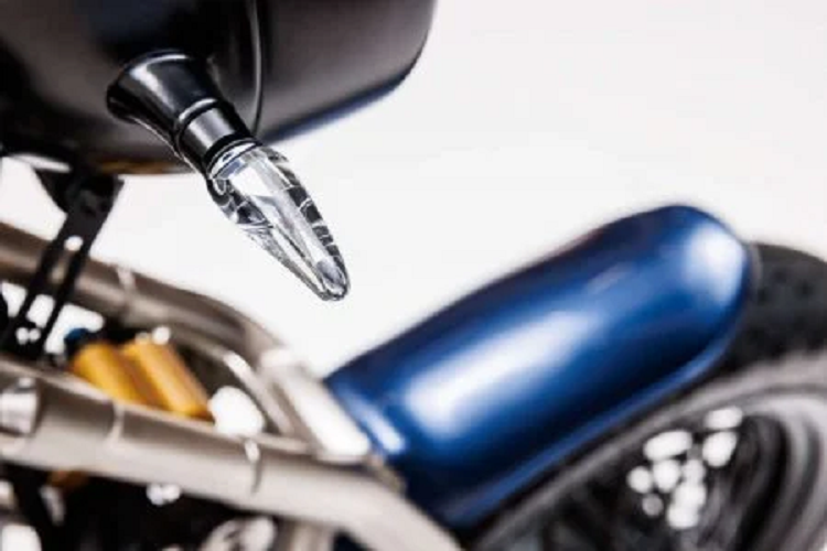 Các trang bị trên mẫu xe ZS 800, bao gồm cặp mâm đều được tạo bằng sợi carbon, riêng phuộc trước là sử dụng phuộc của hãng Ohlins được gia công bằng phương pháp 5 trục và thép molypden mạ crôm và có thể điều chỉnh bằng con lò xo titan, ở khung hardtail, phần phía phuộc sau là phuộc khí nén mẫu Ohlins TTX được lắp đặt ngay dưới phần yên đơn.