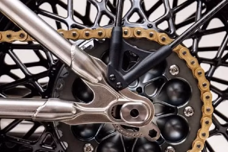 Bình nhiên liệu của mẫu mô tô cổ điển này có dung tích là 11.5 lít và được gia công bằng loại hợp kim có tên là duralumin là một trong những nguyên liệu để gia công máy bay và cả nắp xăng cũng được làm từ sợi carbon.