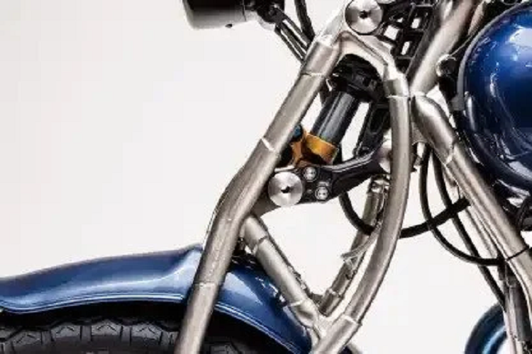 Nhằm để giữ phong cách cổ điển cho mẫu ZS800, hệ thống phanh trước sau đều được sử dụng phanh tang trống dẫn động thuỷ lực. Toàn bộ trọng lượng khô của Praga ZS 800 là 142 kg, nhẹ hơn 60kg so với động cơ của W800.