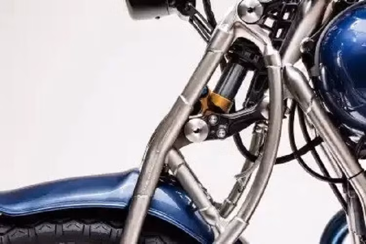 Nhằm để giữ phong cách cổ điển cho mẫu ZS800, hệ thống phanh trước sau đều được sử dụng phanh tang trống dẫn động thuỷ lực. Toàn bộ trọng lượng khô của Praga ZS 800 là 142 kg, nhẹ hơn 60kg so với động cơ của W800.