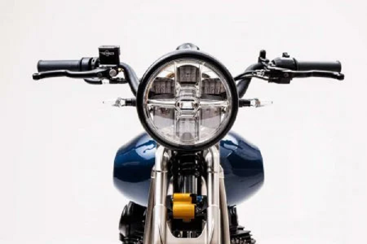 Không những thế trong suốt quá trình gia công mẫu Praga ZS 800, đều được sử dụng kim loại titanium làm nguyên liệu chính từ vít, trục, đai ốc và bu lông của động cơ. Tương tự, hệ thống ống xả cũng được làm từ titan và toàn bộ đều được chế tạo bằng công nghệ in 3D nên khối lượng chỉ vỏn vẹn 4,8 kg.