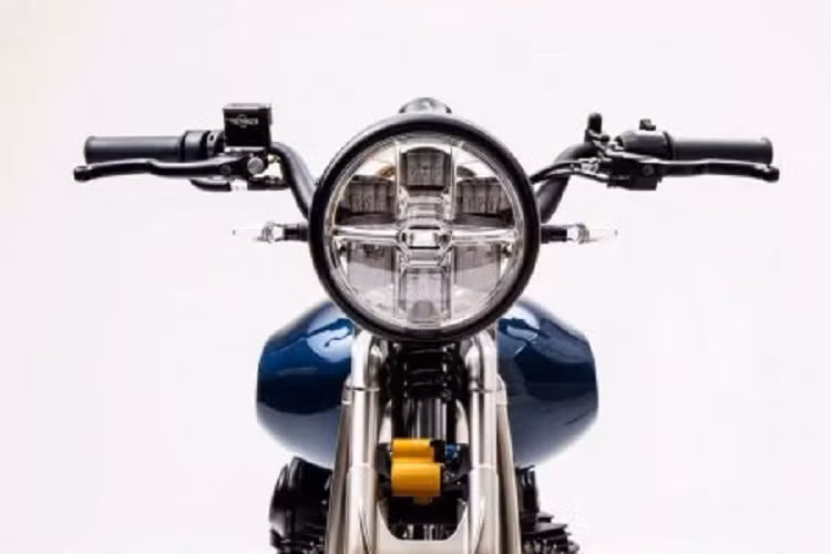 Không những thế trong suốt quá trình gia công mẫu Praga ZS 800, đều được sử dụng kim loại titanium làm nguyên liệu chính từ vít, trục, đai ốc và bu lông của động cơ. Tương tự, hệ thống ống xả cũng được làm từ titan và toàn bộ đều được chế tạo bằng công nghệ in 3D nên khối lượng chỉ vỏn vẹn 4,8 kg.