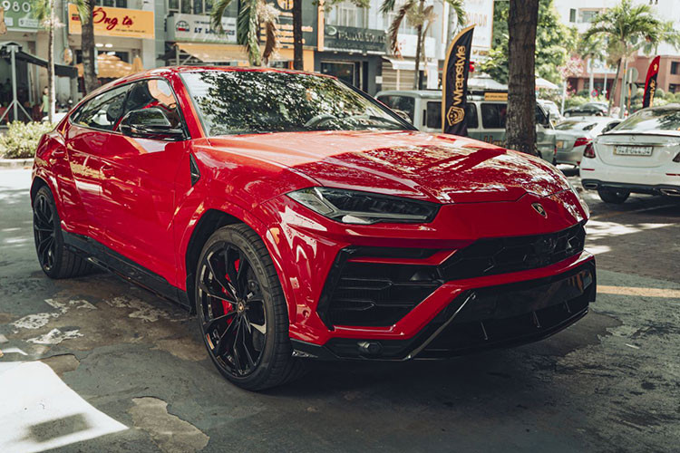 Thông tin về việc một đại gia siêu xe Lâm Đồng, Đà Lạt mới đây đã tậu chiếc siêu SUV Lamborghini Urus mang màu sơn đỏ Rosso Mars độc nhất Việt Nam đã thu hút không ít sự quan tâm của giới mê xe trong nước.