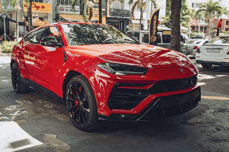 Thông tin về việc một đại gia siêu xe Lâm Đồng, Đà Lạt mới đây đã tậu chiếc siêu SUV Lamborghini Urus mang màu sơn đỏ Rosso Mars độc nhất Việt Nam đã thu hút không ít sự quan tâm của giới mê xe trong nước.
