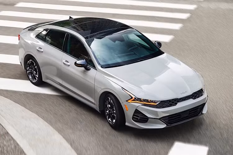 Hiện tại, hãng vẫn chưa công bố bất kỳ thông tin gì về thời điểm ra mắt Kia K5 bản nâng cấp này. Nhiều hy vọng biến thể nâng cấp sẽ ra mắt vào cuối năm nay. Đây được xem là động thái trước đối thủ Honda Accord.