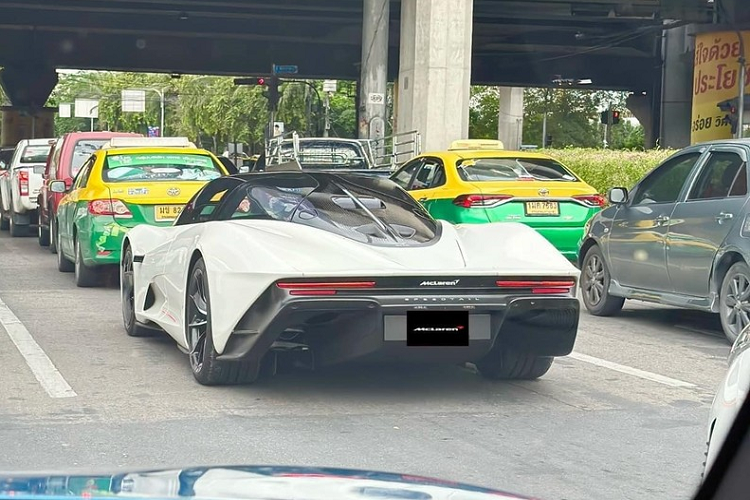 Hiện đã có trên 3 chiếc siêu xe McLaren Speedtail được bàn giao cho các đại gia Đông Nam Á đã thu hút sự quan tâm của giới mê xe trên thế giới. Không ai nghĩ, giới nhà giàu ở Asean lại chịu chơi và chịu chi đến vậy. Có lẽ bạn đã quen mặt với McLaren Speedtail của 1 hoàng tử Malaysia hay xe mang màu đỏ ở Singapore. Nhưng mới đây, 1 chiếc McLaren Speedtail ở Thái Lan đã bất ngờ lăn bánh.