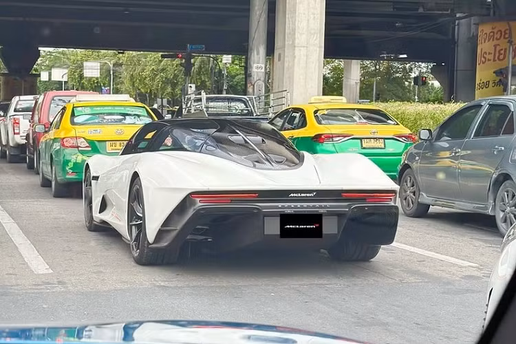 Hiện đã có trên 3 chiếc siêu xe McLaren Speedtail được bàn giao cho các đại gia Đông Nam Á đã thu hút sự quan tâm của giới mê xe trên thế giới. Không ai nghĩ, giới nhà giàu ở Asean lại chịu chơi và chịu chi đến vậy. Có lẽ bạn đã quen mặt với McLaren Speedtail của 1 hoàng tử Malaysia hay xe mang màu đỏ ở Singapore. Nhưng mới đây, 1 chiếc McLaren Speedtail ở Thái Lan đã bất ngờ lăn bánh.