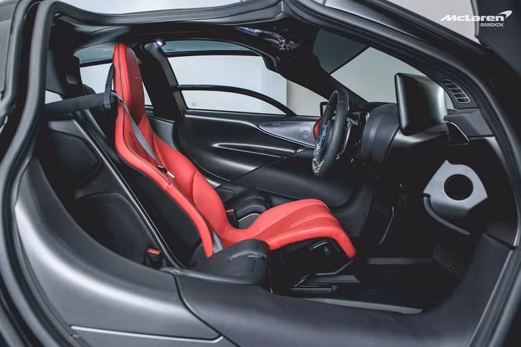 Trước đó, giới nhà giàu ở đây đã sở hữu Senna và sắp tới là Elva. Siêu phẩm McLaren Speedtail mới lăn bánh tại Thái Lan có màu sơn trắng cùng với đó là nhiều chi tiết carbon đẹp mắt. McLaren Speedtail là siêu xe hoàn toàn mới, ra mắt vào tháng 10/2018 và thuộc dòng Ultimate Series, xe sử dụng hệ thống động cơ hybrid xăng-điện với tốc độ tối đa 391 km/h.