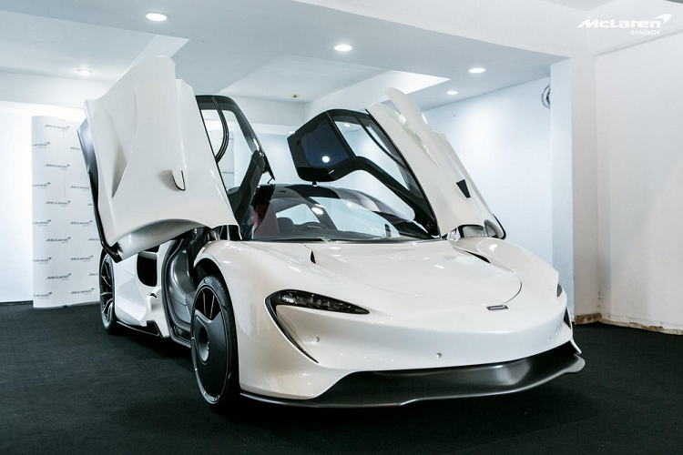 McLaren Speedtail triệu đô xuất hiện tại Thái Lan vào tháng 3/2021, nhưng mới đây, sau hơn 2 năm về nước nó mới được chủ nhân cho lăn bánh trên đường phố Bangkok. Siêu xe 3 chỗ ngồi McLaren Speedtail đầu tiên đến Thái Lan có giá ước tính hơn 145 tỷ đồng. Sự xuất hiện của McLaren Speedtail trên phố Thái Lan khiến nhiều người chú ý.