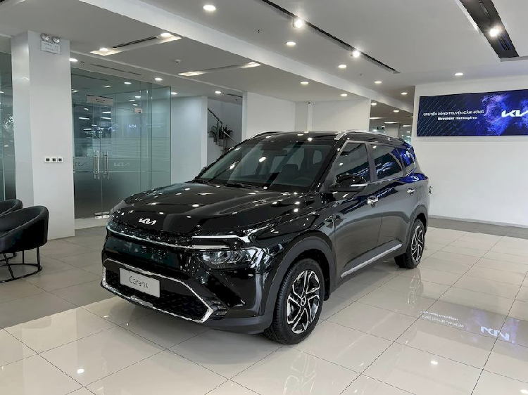 Kia tiep tuc ha gia ban Carens 2023, cao nhat toi 80 trieu dong