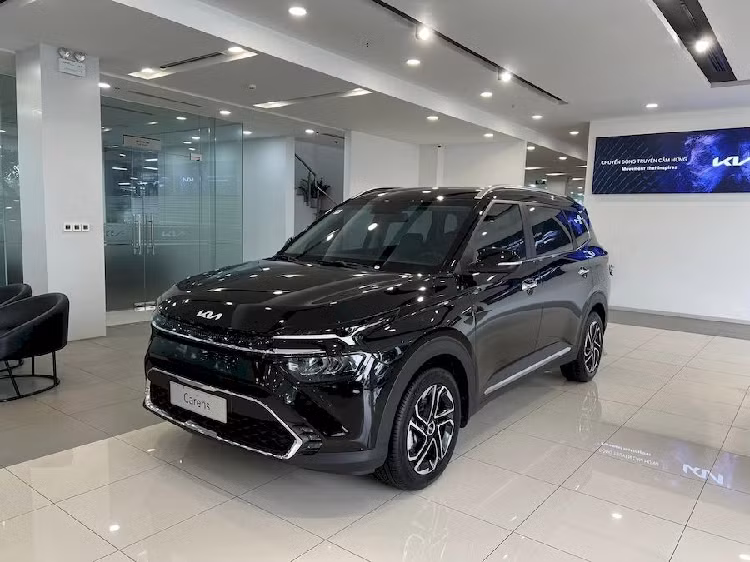 Kia tiep tuc ha gia ban Carens 2023, cao nhat toi 80 trieu dong