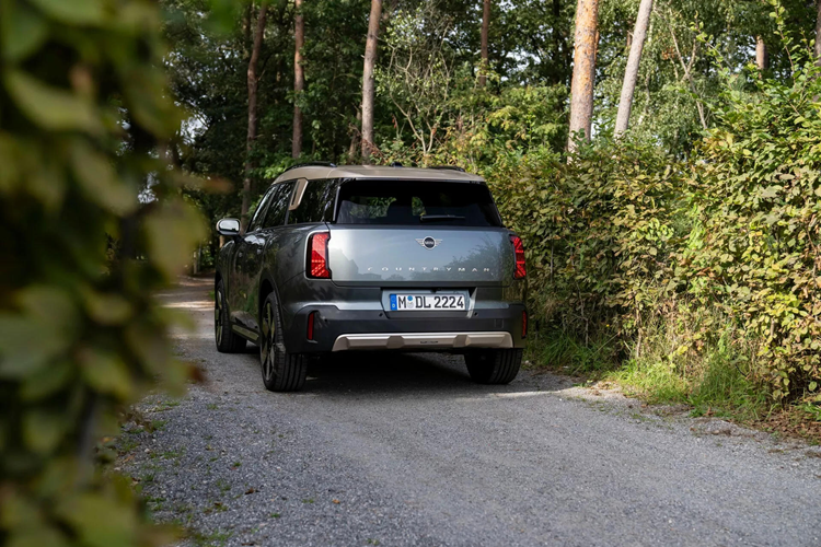 Mẫu xe này còn có ghế sau có thể trượt lên tới 13 cm, giúp chủ sở hữu ưu tiên chỗ để chân cho hàng ghế sau hoặc sức chứa hàng hóa. Ở khoang hành lý, mẫu xe này có thể chứa tới 1.460 lít đồ đạc, đủ không gian cho những chuyến du lịch dài ngày của cả gia đình.