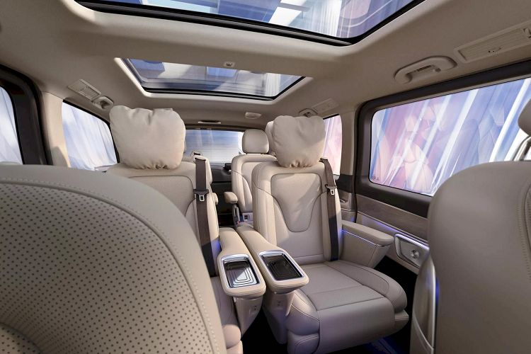 Các lựa chọn về kích thước bộ mâm vẫn là 17, 18 và 19 inch, nhưng riêng V-Class và EQV được ưu ái với một số kiểu mâm mới. 2 biến thể này cũng được bổ sung thêm vài lựa chọn mới về màu sơn thân xe. Cản sau của chúng cũng tinh tế hơn bộ đôi Vito và eVito.