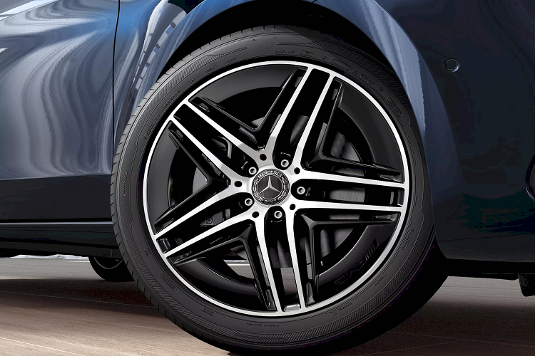 Hệ thống an toàn cũng được nâng cấp với các tính năng hỗ trợ người lái mới bao gồm: Hỗ trợ giữ làn đường chủ động, hỗ trợ tốc độ thông minh và hỗ trợ điểm mù. Hệ thống hỗ trợ giữ khoảng cách chủ động Distronic là trang bị tiêu chuẩn trong EQV, V-Class và là tùy chọn trong Vito và eVito.