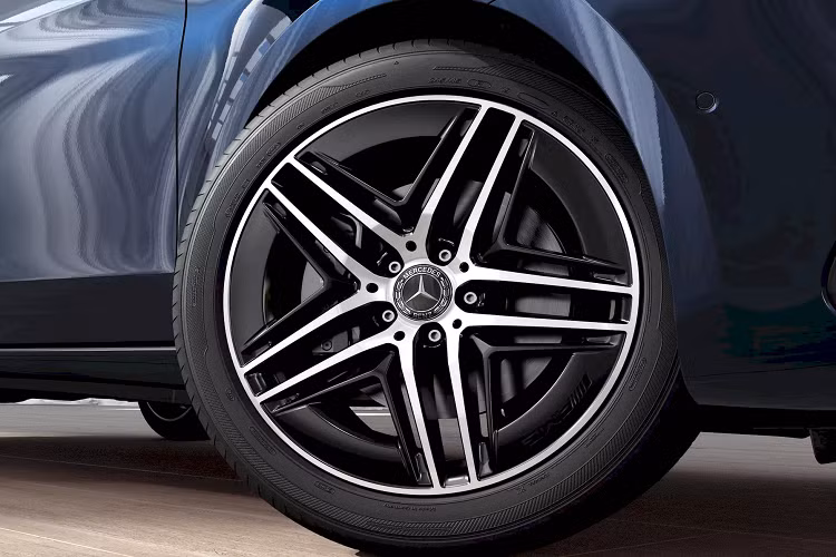 Hệ thống an toàn cũng được nâng cấp với các tính năng hỗ trợ người lái mới bao gồm: Hỗ trợ giữ làn đường chủ động, hỗ trợ tốc độ thông minh và hỗ trợ điểm mù. Hệ thống hỗ trợ giữ khoảng cách chủ động Distronic là trang bị tiêu chuẩn trong EQV, V-Class và là tùy chọn trong Vito và eVito.