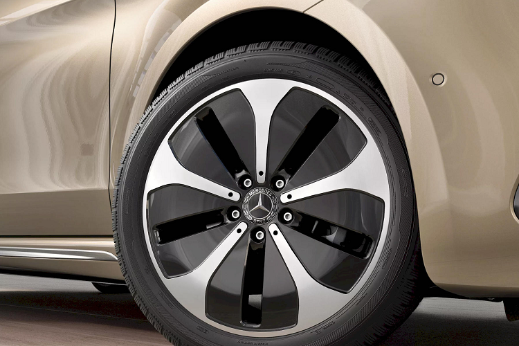 Mercedes-Benz không đề cập đến bất kỳ thay đổi nào ở phần hệ thống truyền động. Như vậy, các bản xe dùng động cơ đốt trong vẫn sẽ vận hành với những lựa chọn máy dầu 4 xy-lanh với 3 mức dung tích là 1.7L, 2.0L và 2.2L. Bản EQV thì trang bị mô-tơ điện có công suất 201 mã lực và mô-men xoắn 362 Nm, 2 dung lượng pin gồm 60 kWh và 90 kWh, trong đó mẫu pin lớn cung cấp tầm di chuyển lên đến 418 km giữa các lần sạc.