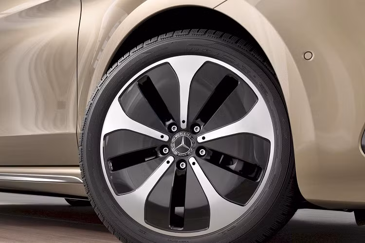 Mercedes-Benz không đề cập đến bất kỳ thay đổi nào ở phần hệ thống truyền động. Như vậy, các bản xe dùng động cơ đốt trong vẫn sẽ vận hành với những lựa chọn máy dầu 4 xy-lanh với 3 mức dung tích là 1.7L, 2.0L và 2.2L. Bản EQV thì trang bị mô-tơ điện có công suất 201 mã lực và mô-men xoắn 362 Nm, 2 dung lượng pin gồm 60 kWh và 90 kWh, trong đó mẫu pin lớn cung cấp tầm di chuyển lên đến 418 km giữa các lần sạc.