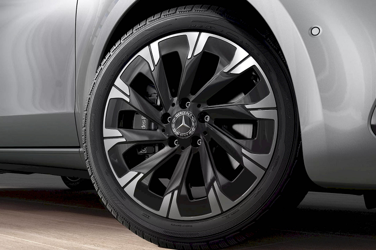 Tính đến thời điểm hiện tại, Mercedes-Benz đã bán được 40.000 chiếc xe van thuần điện, với mục tiêu hướng đến vào năm 2030 là chúng sẽ chiếm nửa tổng doanh số toàn bộ các loại xe van. Nhà sản xuất ô tô Đức đang nỗ lực đẩy mạnh kế hoạch này khi dự kiến sẽ giới thiệu nền tảng khung gầm mới chuyên dành cho xe van điện mang tên VAN.EA vào năm 2026.