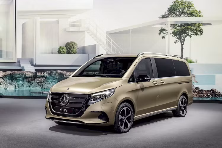 Đây là lần nâng cấp facelift thứ 2 của dòng xe Mercedes-Benz V-Class thế hệ 3, vốn ra mắt lần đầu năm 2014 và từng được nâng cấp facelift lần thứ nhất vào năm 2019.