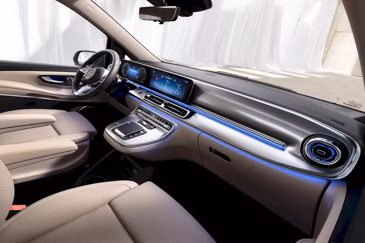 Ở đời mới 2024 lần này, tất cả các biến thể được mang trên mình phần đầu xe tái thiết kế theo phong cách hiện đại hơn, đồng thời mỗi biến thể đều có lưới tản nhiệt đặc trưng giúp dễ nhận diện từ xa. Các thành phần này trên V-Class và EQV thể hiện chất sang trọng rõ nét hơn so với phong cách đơn giản của Vito và eVito