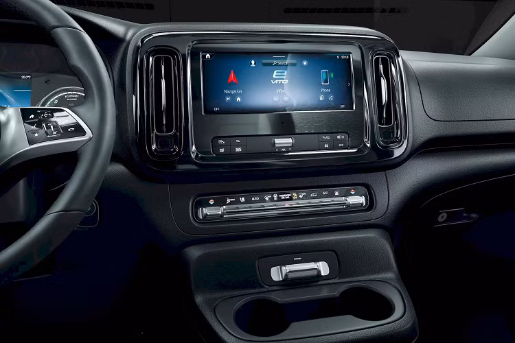 Bên trong nội thất V-Class và EQV có dải màn hình 12,3 inch nổi bật, vừa làm bảng đồng hồ sau vô-lăng, vừa có chức năng hiển thị thông tin giải trí ở trung tâm táp-lô. Bảng táp-lô của những biến thể này cũng được cải tiến tương tự như các dòng xe Mercedes đời mới khác, với khe gió điều hòa mới và hệ thống đèn viền nhiều màu sắc.