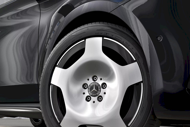 Hệ điều hành MBUX mới được cập nhật đồng bộ cho tất cả mọi biến thể. Tuy nhiên, Vito và eVito có thêm các chức năng độc quyền phục vụ cho việc quản lý từ xa, bảo dưỡng và khắc phục sự cố, đáp ứng nhu cầu của các doanh nghiệp vận hành đội xe số lượng lớn