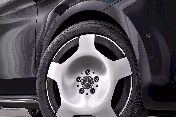 Hệ điều hành MBUX mới được cập nhật đồng bộ cho tất cả mọi biến thể. Tuy nhiên, Vito và eVito có thêm các chức năng độc quyền phục vụ cho việc quản lý từ xa, bảo dưỡng và khắc phục sự cố, đáp ứng nhu cầu của các doanh nghiệp vận hành đội xe số lượng lớn