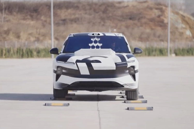 Theo đó, Nio ET9 của Trung Quốc được phát triển dựa trên nền tảng khung gầm có tên SkyRide Intelligent Chassis System. Khung gầm này tích hợp 3 yếu tố là hệ thống đánh lái điện tử Steer-by-wire, công nghệ đánh lái trục sau Rear Wheel Steering và hệ thống treo chủ động toàn phần Fully Active Suspension đầu tiên trên thế giới.