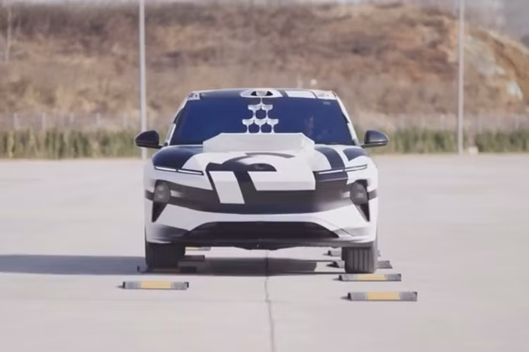 Theo đó, Nio ET9 của Trung Quốc được phát triển dựa trên nền tảng khung gầm có tên SkyRide Intelligent Chassis System. Khung gầm này tích hợp 3 yếu tố là hệ thống đánh lái điện tử Steer-by-wire, công nghệ đánh lái trục sau Rear Wheel Steering và hệ thống treo chủ động toàn phần Fully Active Suspension đầu tiên trên thế giới.