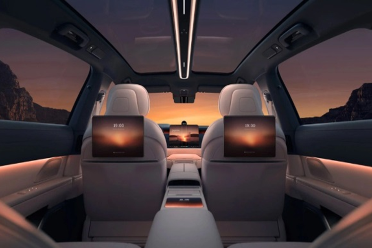 Người dùng cũng có thể thoải mái lướt web, xem phim và các ứng dụng giải trí nhờ vào màn AMOLED 14,5 inch ở trên hai lưng ghế trước. Nio ET9 có đến 3 cảm biến Lidar, gồm một ở trung tâm và hai ở camera độ phân giải cao gắn ở mép trước của nóc xe. Ngoài ra, xe được trang bị gương chiếu hậu kỹ thuật số.