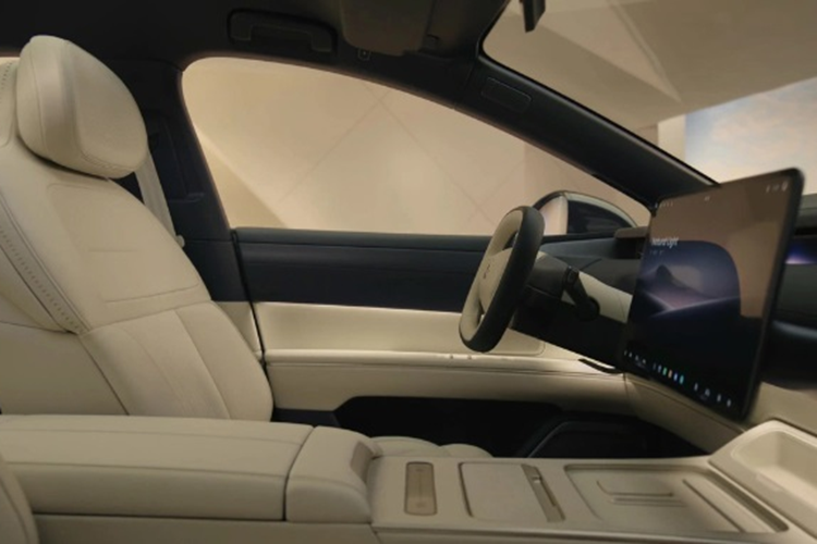 Theo đó, xe sở hữu nhiều tiện ích sang trọng, hiện đại như: cụm điều khiển trung tâm dài 2 m, màn cảm ứng trung tâm 15,6 inch, vô lăng hình chữ nhật, cửa sổ trời và màn hình HUD. ET9 cũng có một màn hình riêng hiển thị trợ lý ảo cá nhân có tên NOMI. Đây cũng là mẫu xe đầu tiên trên thế giới sử dụng chip hệ thống 5nm mang lại khả năng xử lý vượt trội.