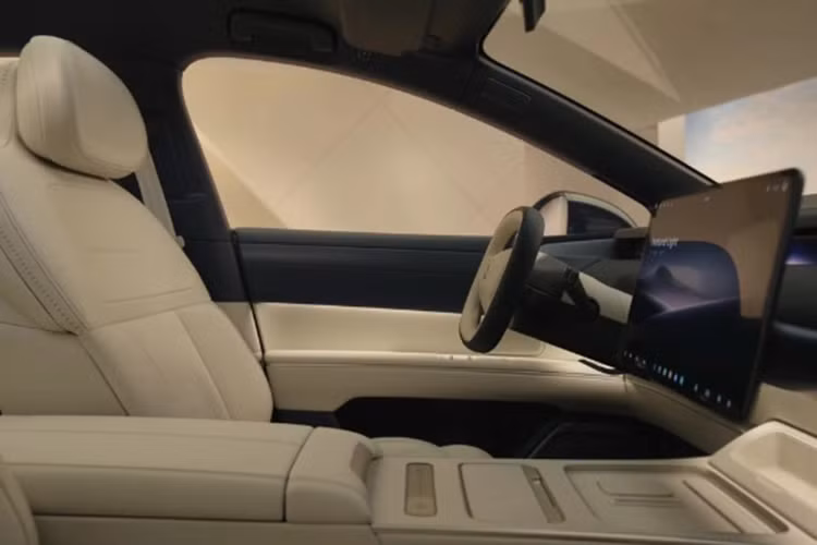 Theo đó, xe sở hữu nhiều tiện ích sang trọng, hiện đại như: cụm điều khiển trung tâm dài 2 m, màn cảm ứng trung tâm 15,6 inch, vô lăng hình chữ nhật, cửa sổ trời và màn hình HUD. ET9 cũng có một màn hình riêng hiển thị trợ lý ảo cá nhân có tên NOMI. Đây cũng là mẫu xe đầu tiên trên thế giới sử dụng chip hệ thống 5nm mang lại khả năng xử lý vượt trội.