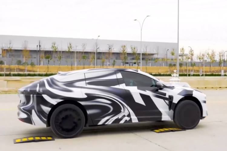 Chiếc xe sau đó liên tục chạy qua các gờ giảm tốc nhưng số nước trong ly không bị tràn ra và tháp ly cũng không hề bị dịch chuyển. Không chỉ test hệ thống treo trên xe, hãng xe Trung Quốc còn cho 4 khách hàng trải nghiệm độ tiện nghi bên trong khoang cabin của chiếc Nio ET9.