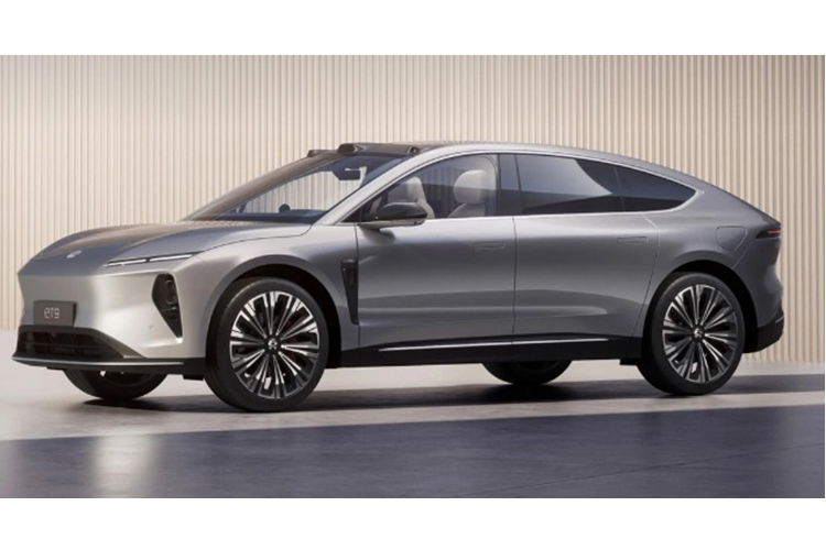 Hãng xe Trung Quốc cho biết, nhờ hệ thống treo trên xe Nio ET9 tiên tiến trên mỗi giảm xóc đều được điều khiển độc lập bởi bơm thủy lực riêng đi kèm các linh kiện thủy lực đi kèm cho tầm di động lên xuống 50 mm. Nhờ vậy, ET9 có độ êm ái mà khó có mẫu xe nào sánh được. Để chứng minh hệ thống treo này hoạt động tốt, Nio đã đặt một tháp ly nước trên nắp capo của xe.