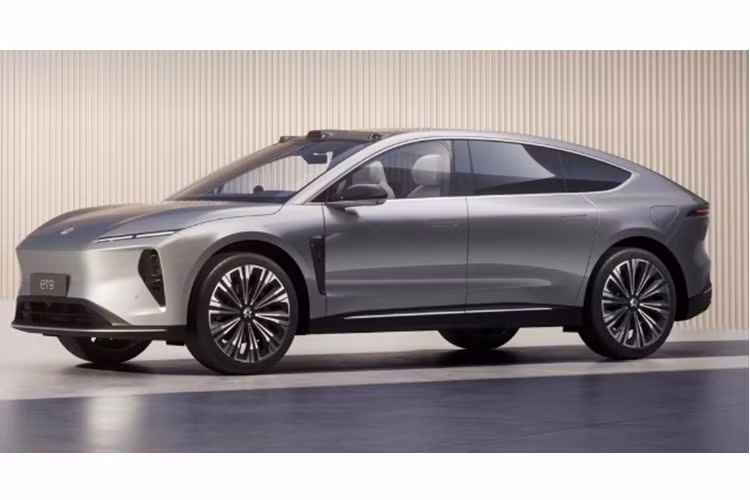 Hãng xe Trung Quốc cho biết, nhờ hệ thống treo trên xe Nio ET9 tiên tiến trên mỗi giảm xóc đều được điều khiển độc lập bởi bơm thủy lực riêng đi kèm các linh kiện thủy lực đi kèm cho tầm di động lên xuống 50 mm. Nhờ vậy, ET9 có độ êm ái mà khó có mẫu xe nào sánh được. Để chứng minh hệ thống treo này hoạt động tốt, Nio đã đặt một tháp ly nước trên nắp capo của xe.