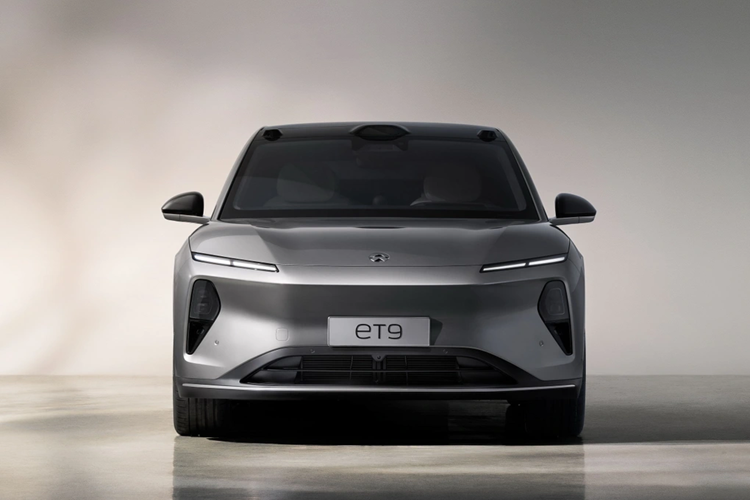 Cụm pin dung lượng 120kWh với 46.105 thỏi cho xe khả năng chạy thêm 255 km chỉ sau 5 phút sạc. Và giống như các xe khác của Nio, mẫu ET9 cũng hỗ trợ tính năng đổi pin chỉ trong 3 phút.