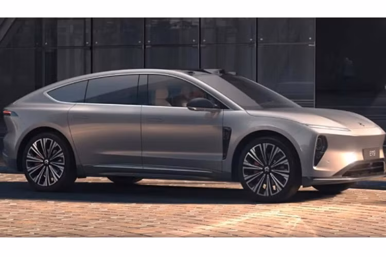 Cung cấp sức mạnh cho mẫu sedan cỡ lớn ET9 là hai mô-tơ điện: mô tô phía trước là loại đồng bộ, cho công suất 241 mã lực và mô tô phía sau là loại nam châm vĩnh cửu cho công suất 456 mã lực. Kết hợp lại, xe có tổng công suất lên tới 697 mã lực.