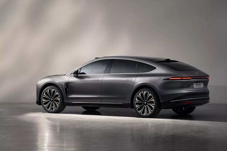 Tại “quê nhà” Trung Quốc, giá xe Nio ET9 2024 đã được mở bán với mức khởi điểm là 800.000 NDT (khoảng 2,7 tỷ VNĐ). Dự kiến, những chiếc xe đầu tiên sẽ được bàn giao đến tay khách hàng vào đầu năm 2025.