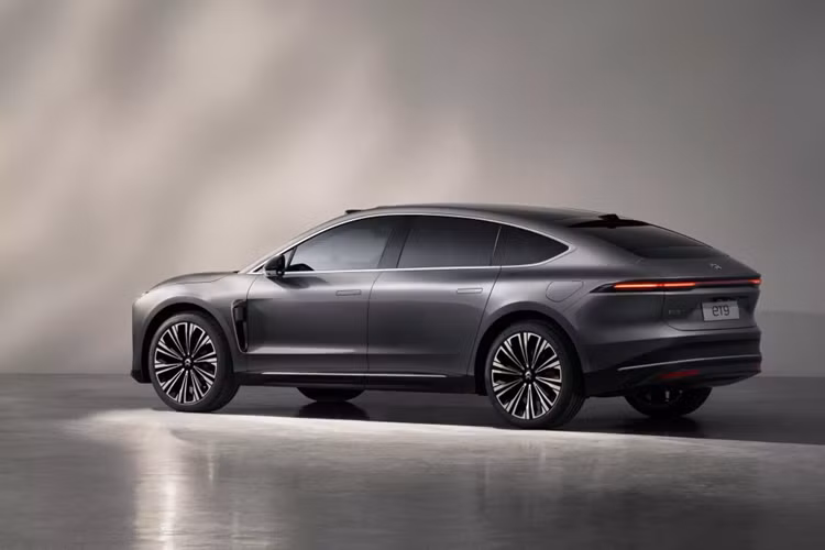 Tại “quê nhà” Trung Quốc, giá xe Nio ET9 2024 đã được mở bán với mức khởi điểm là 800.000 NDT (khoảng 2,7 tỷ VNĐ). Dự kiến, những chiếc xe đầu tiên sẽ được bàn giao đến tay khách hàng vào đầu năm 2025.