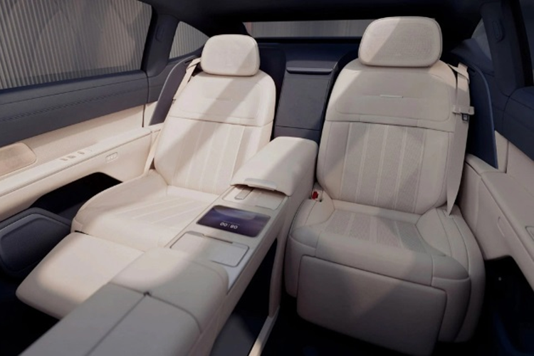 Hàng ghế thứ 2 của xe được thiết kế theo phong cách khoang thương gia máy bay với lưng ghế có thể ngả tới 45 độ, đệm ghế siêu dày và có thể thực hiện 11 điều chỉnh chỉ với một nút bấm. Ở giữa hai ghế sau được trang bị một màn hình có kích cỡ 8 inch và một tủ lạnh thông minh đóng/mở điện tử.