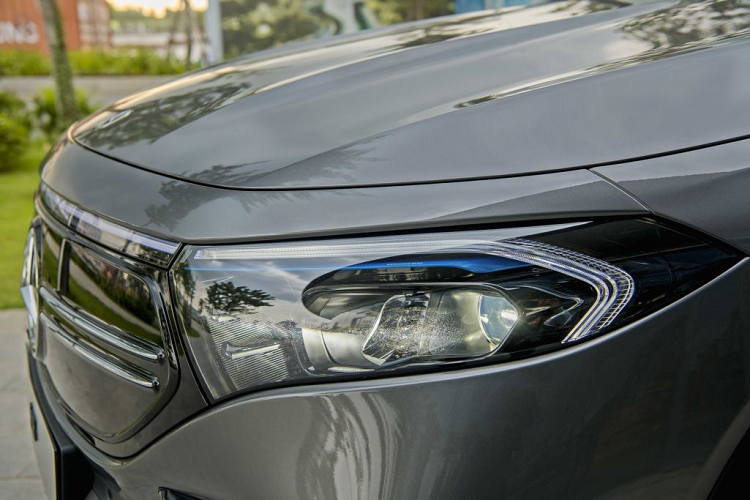 Dải đèn dài liền mạch ở phần đầu và đuôi xe cũng chính là đặc điểm nhận biết của chiếc SUV cỡ nhỏ nhà Mercedes-Benz, giữ trọn nét thiết kế đặc trưng của dòng xe thuần điện EQ. Cụm đèn trên EQB SUV với thiết kế mới trở nên sắc sảo và gọn gàng hơn, được nối liền bởi một dải LED mỏng màu trắng nằm ngay trên phần lưới tản nhiệt. 