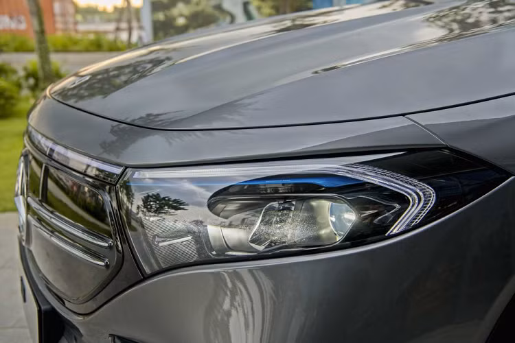 Dải đèn dài liền mạch ở phần đầu và đuôi xe cũng chính là đặc điểm nhận biết của chiếc SUV cỡ nhỏ nhà Mercedes-Benz, giữ trọn nét thiết kế đặc trưng của dòng xe thuần điện EQ. Cụm đèn trên EQB SUV với thiết kế mới trở nên sắc sảo và gọn gàng hơn, được nối liền bởi một dải LED mỏng màu trắng nằm ngay trên phần lưới tản nhiệt. 