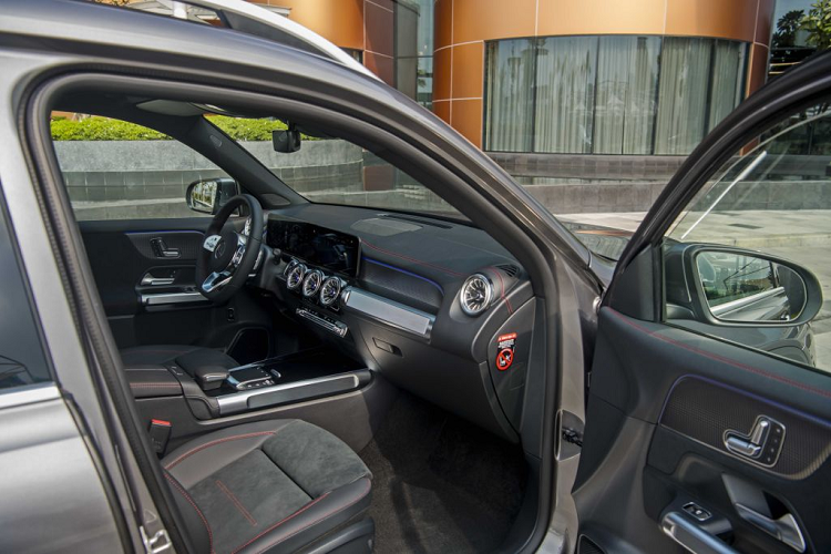 Không gian trở nên sang trọng và đầy mạnh mẽ với các chi tiết hình ống mạ nhôm đặt ở tay cầm cửa, trên console trung tâm và trên bảng đồng hồ ở khu vực ghế phụ. Các khu vực hiển thị điện tử cũng được áp dụng các màu chủ đề với điểm nhấn màu vàng và xanh dương.