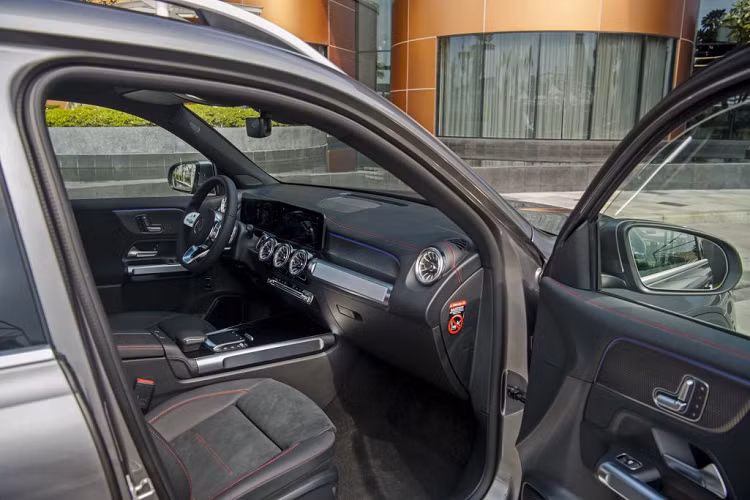 Không gian trở nên sang trọng và đầy mạnh mẽ với các chi tiết hình ống mạ nhôm đặt ở tay cầm cửa, trên console trung tâm và trên bảng đồng hồ ở khu vực ghế phụ. Các khu vực hiển thị điện tử cũng được áp dụng các màu chủ đề với điểm nhấn màu vàng và xanh dương.