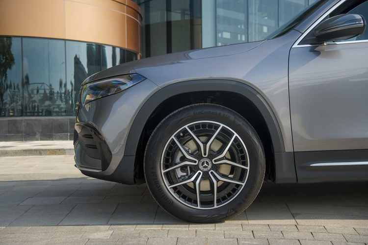 Đặc biệt, các cửa gió của hệ thống điều hoà cũng đã được đổi mới theo phong cách hình tua-bin cánh quạt, và thiết kế ốp trang trí tích hợp đèn viền backlit vô cùng nổi bật. Đặc biệt, không gian rộng rãi của EQB cùng hàng ghế thứ 3 được thiết kế dành cho 2 người ngồi khiến chiếc xe trở nên đa dụng và dễ dàng phục vụ cho những nhu cầu di chuyển của gia đình. 