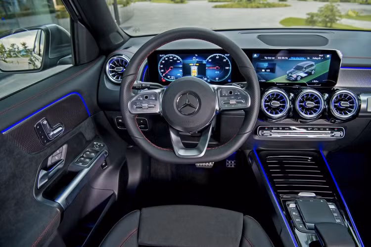 Về nội thất, khoang cabin của EQB 250 mang tới cảm giác mạnh mẽ đặc trưng của SUV Mercedes-Benz. Xe được trang bị thêm gói thiết kế nội thất thể thao AMG Line. Ốp bệ bước phía trước với tên mẫu xe “EQB” phát sáng, cùng ốp trang trí nội thất với hoạ tiết đèn LED ẩn tiên tiến giúp xe nổi bật hơn bao giờ hết. 